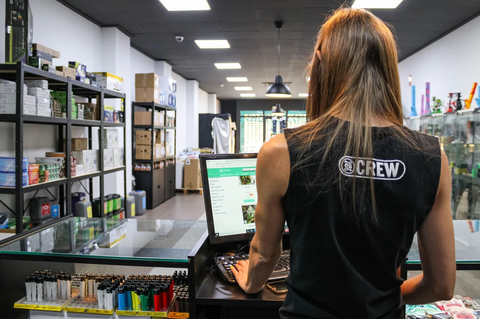 Mostrador con equipo de catalogo